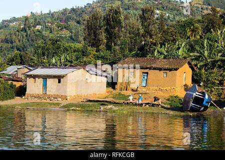 Locale case di fango in un villaggio sulle rive del lago Kivu, Ruanda, Africa orientale. Foto Stock