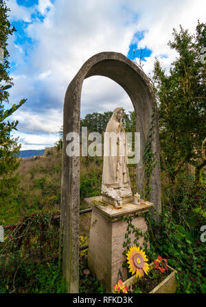 Orvinio (Italia) - Un piccolo e grazioso borgo medievale di soli 387 abitanti, inserito nel club dei borghi più belli; provincia di Rieti. Foto Stock