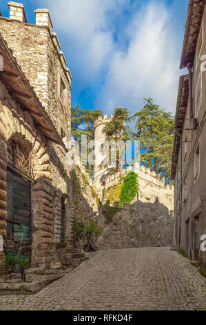 Orvinio (Italia) - Un piccolo e grazioso borgo medievale di soli 387 abitanti, inserito nel club dei borghi più belli; provincia di Rieti. Foto Stock
