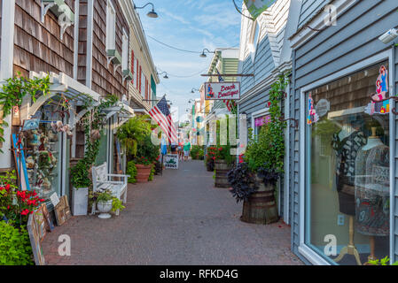 Rehobeth Beach, DE, Stati Uniti d'America -- uno sguardo verso il basso su un lato della strada piena di piccoli negozi in Rehobeth Beach, Delaware. Foto Stock