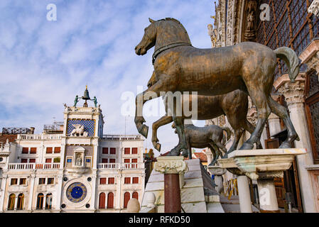 I Cavalli di San Marco (Quadriga trionfale), quattro statue in bronzo di cavalli sulla facciata del la Basilica di San Marco a Venezia, Italia Foto Stock