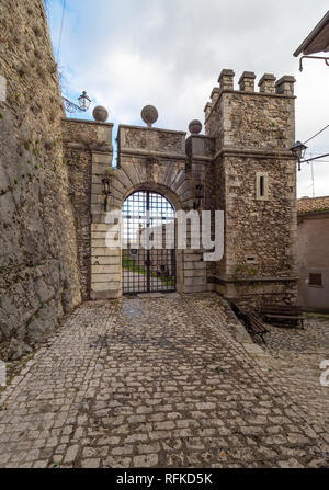Orvinio (Italia) - Un piccolo e grazioso borgo medievale di soli 387 abitanti, inserito nel club dei borghi più belli; provincia di Rieti. Foto Stock