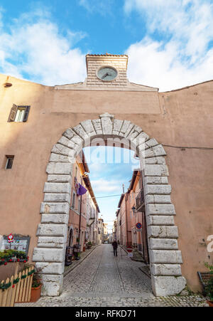 Orvinio (Italia) - Un piccolo e grazioso borgo medievale di soli 387 abitanti, inserito nel club dei borghi più belli; provincia di Rieti. Foto Stock
