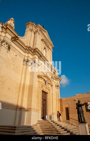 Due giovani visitatori a piedi per le scale fino alla Cattedrale dell Assunzione entro la Cittadella a Victoria, Gozo, Malta. Foto Stock