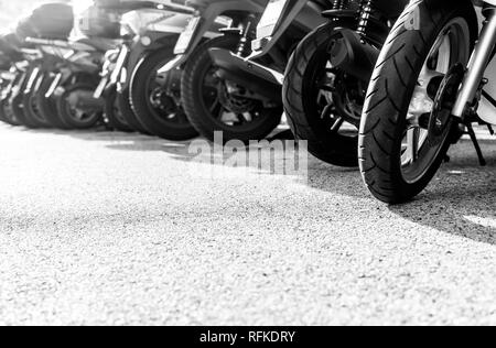 Piccolo parcheggio motocicli in una riga Foto Stock