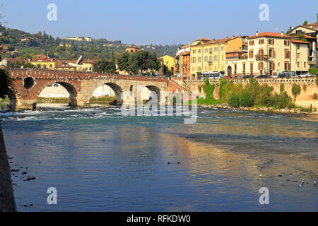 Ponte Pietra, arco romano ponte che attraversa il fiume Adige, Verona, Veneto, Italia. Foto Stock