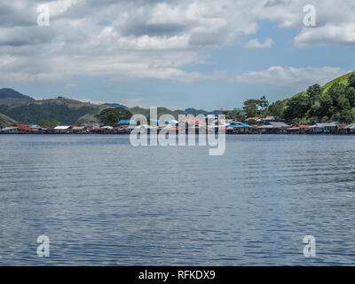 Jayapura, Indonesia - 24 Gennaio 2015: palafitte in Kampung Ayapo, Lago Sentani, Papua, Indonesia Foto Stock