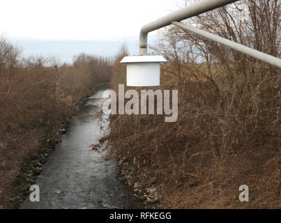 Moderno sonda igrometrico per rilevare l'altezza del fiume e la prevenzione delle inondazioni Foto Stock