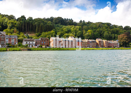 Case in Dinant, vista dal fiume Mosa in Belgio. Foto Stock