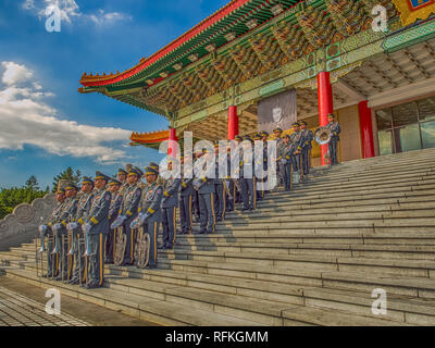 Taipei, Taiwan - 02 Ottobre, 2016: soldati taiwanesi indossando vari stili, il cerimoniale di uniformi sulla piazza Liberdade in Taiwan. Foto Stock