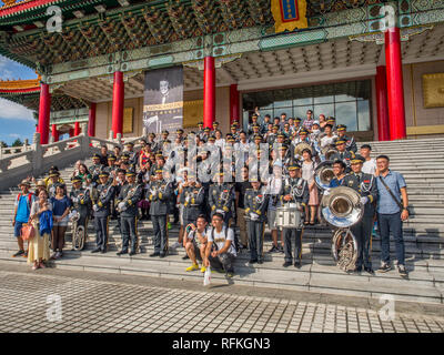 Taipei, Taiwan - 02 Ottobre, 2016: bambino è alla ricerca di soldati taiwanesi orchestra indossando vari stili uniformi cerimoniali. In background Na Foto Stock