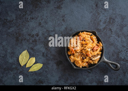 Bigos-piatto tradizionale polacca di finemente tritate i crauti e cavoli freschi con carne e funghi, e salsiccia. Foto Stock