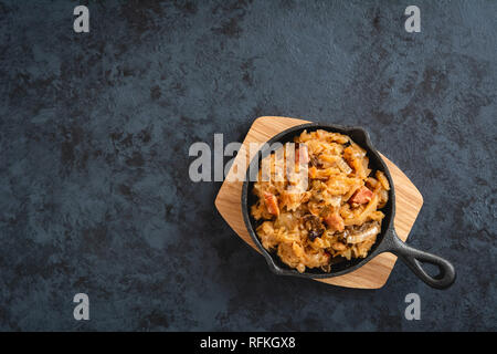 Bigos-piatto tradizionale polacca di finemente tritate i crauti e cavoli freschi con carne e funghi, e salsiccia. Foto Stock