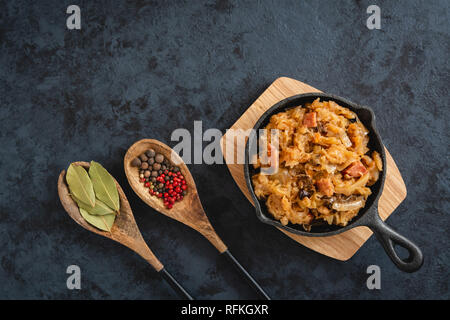 Bigos-piatto tradizionale polacca di finemente tritate i crauti e cavoli freschi con carne e funghi, e salsiccia. Foto Stock