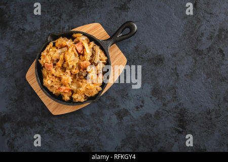 Bigos-piatto tradizionale polacca di finemente tritate i crauti e cavoli freschi con carne e funghi, e salsiccia. Foto Stock