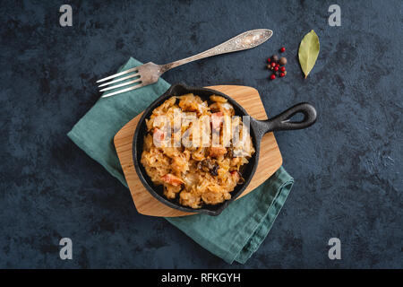 Bigos-piatto tradizionale polacca di finemente tritate i crauti e cavoli freschi con carne e funghi, e salsiccia. Foto Stock