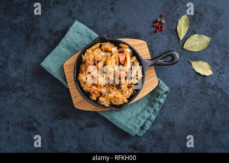 Bigos-piatto tradizionale polacca di finemente tritate i crauti e cavoli freschi con carne e funghi, e salsiccia. Foto Stock