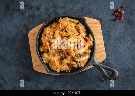 Bigos-piatto tradizionale polacca di finemente tritate i crauti e cavoli freschi con carne e funghi, e salsiccia. Foto Stock