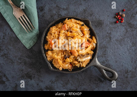 Bigos-piatto tradizionale polacca di finemente tritate i crauti e cavoli freschi con carne e funghi, e salsiccia. Foto Stock