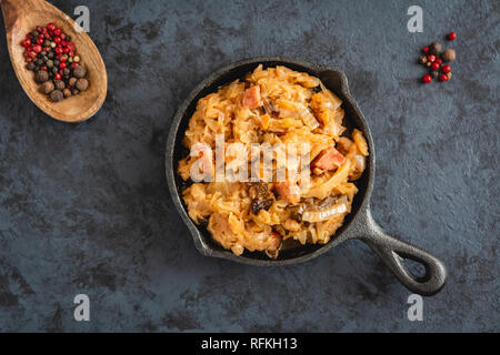 Bigos-piatto tradizionale polacca di finemente tritate i crauti e cavoli freschi con carne e funghi, e salsiccia. Foto Stock