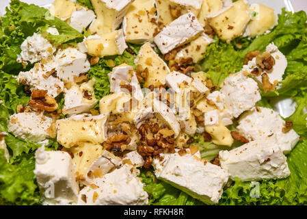 Il piatto di formaggi con vari tipi di formaggi serviti al tavolo presso il ristorante. Messa a fuoco poco profonde. Foto Stock