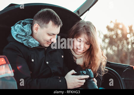 Un uomo e una donna sul carrello della vettura. Una coppia felice Foto Stock