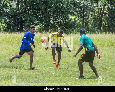 Santa Rita, Perù - Sep 19, 2018: la popolazione locale a giocare a calcio in un piccolo villaggio nel cuore della foresta Amazzonica, la frontiera del Perù e Brazylia Foto Stock