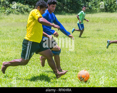 Santa Rita, Perù - Sep 19, 2018: la popolazione locale a giocare a calcio in un piccolo villaggio nel cuore della foresta Amazzonica, la frontiera del Perù e Brazylia Foto Stock