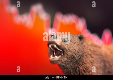 Stock crash con la tabella rossa caduta in background e recare nella parte anteriore. Bear trend di mercato concetto. Foto Stock