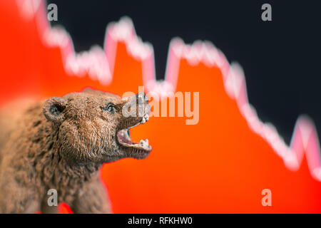 Stock crash con la tabella rossa caduta in background e recare nella parte anteriore. Bear trend di mercato concetto. Foto Stock