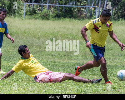 Santa Rita, Perù - Sep 19, 2018: la popolazione locale a giocare a calcio in un piccolo villaggio nel cuore della foresta Amazzonica, la frontiera del Perù e Brazylia Foto Stock