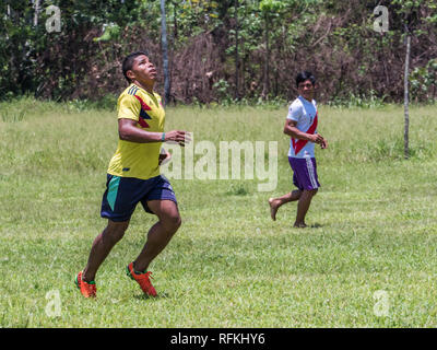 Santa Rita, Perù - Sep 19, 2018: la popolazione locale a giocare a calcio in un piccolo villaggio nel cuore della foresta Amazzonica, la frontiera del Perù e Brazylia Foto Stock