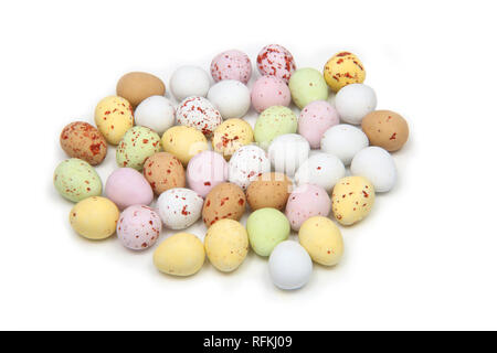Selezione di più colori pastello uova mini in rappresentanza di Pasqua, su uno sfondo bianco. Foto Stock