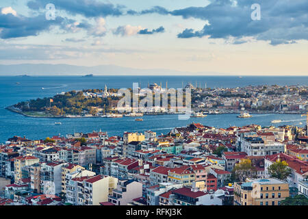 Panorama aereo di Istanbul con Palazzo Topkapi, Hagia Sophia (Ayasofya) e Moschea Blu (Sultanahmet Cami), Turchia Foto Stock