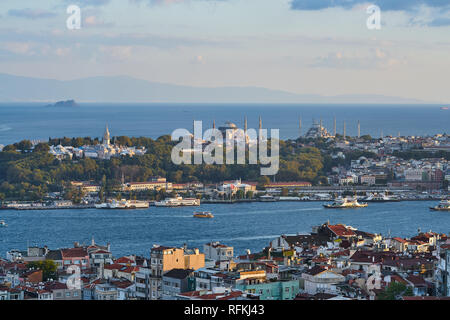 Panorama aereo di Istanbul con Palazzo Topkapi, Hagia Sophia (Ayasofya) e Moschea Blu (Sultanahmet Cami), Turchia Foto Stock