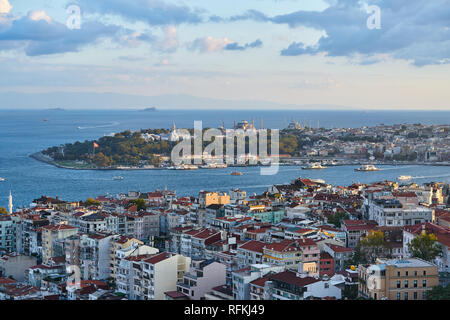 Panorama aereo di Istanbul con Palazzo Topkapi, Hagia Sophia (Ayasofya) e Moschea Blu (Sultanahmet Cami), Turchia Foto Stock