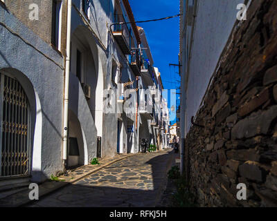 Splendido piccolo vicolo in spagnolo città costiera di Cadaques Foto Stock