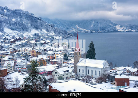 Weggis villaggio sul lago di Lucerna, Alpi svizzere montagna svizzera, coperto con il bianco della neve in inverno Foto Stock