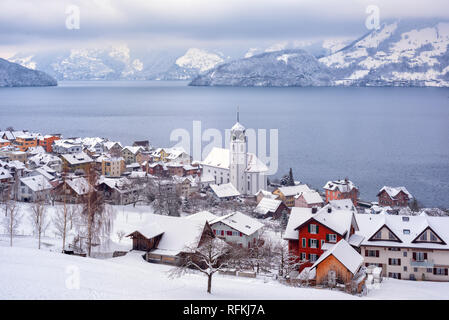 Beckenried villaggio sul lago di Lucerna, Alpi svizzere montagna svizzera, coperto con il bianco della neve in inverno Foto Stock