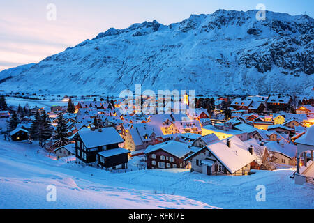 Andermatt villaggio nelle Alpi svizzere montagne, Svizzera, è un famoso centro di sport invernali Foto Stock