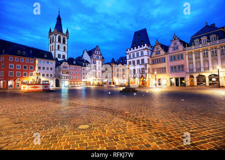 Trier, Germania e colorate case in stile gotico in Piazza del Mercato nel centro della città vecchia in Early Morning Light Foto Stock