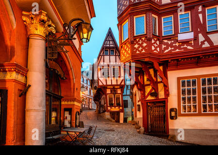 Bernkastel-Kues, metà pittoresche case con travi di legno nella città vecchia medievale, valle della Mosella, Germania Foto Stock