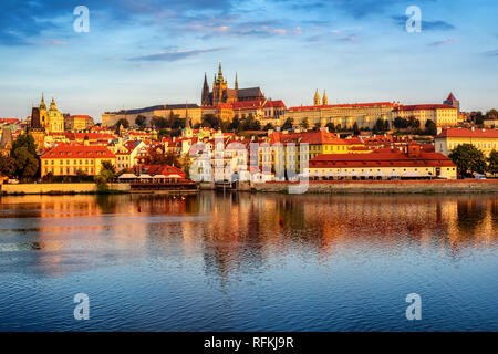 Prague Old Town, la Cattedrale di San Vito e il Castello di Praga, Repubblica Ceca, riflettendo nel fiume Moldava sulla sunrise Foto Stock