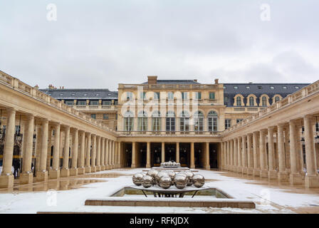 Fontaines de pol bury e il Conseil d'État, del Consiglio Costituzionale e del Ministero della Cultura, Palais Royal, Paris, Francia Foto Stock