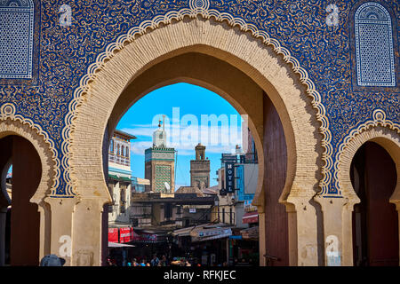 Bab Bou Jeloud, porta ornata di Fes el Bali, la città vecchia di Fez, Marocco Foto Stock