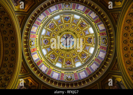 La cupola della cattedrale di Budapest soffitto dall'interno, che mostra la perfetta simmetria e splendidi colori ricchi. Foto Stock