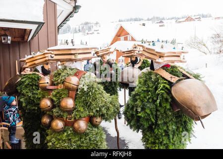 Silvesterklaus è una persona mascherato prendendo parte a San Silvestro feste di giorno in Appenzell, Svizzera e contribuendo in tal modo a mantenere la ch Foto Stock