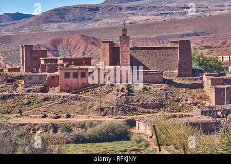 Tradizionale villaggio di mattoni di fango case mosque.taken vicino Ighrem N'Ougdal, provincia di Ouarzazate, Marocco Foto Stock