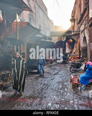 Scena di un tradizionale souk - bazar - strada di Marrakech e marocchini persone, Marocco Foto Stock