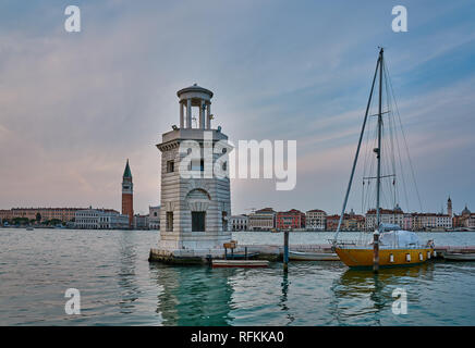 Faro / Faro San Giorgio maggiore e panorama dell'isola principale di Venezia a Bakcground, Venezia, Italia Foto Stock